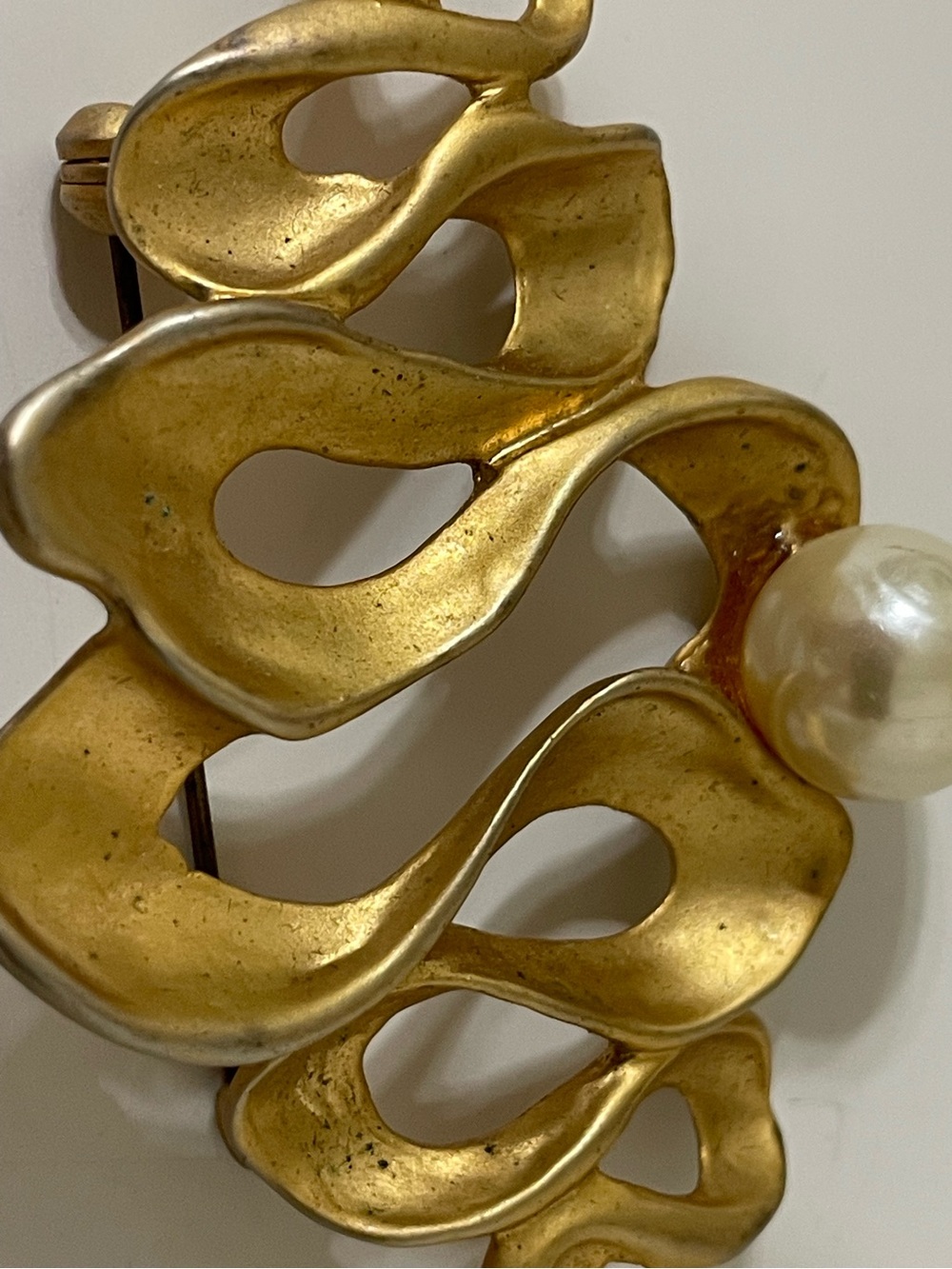 RARE Abstract modernist vintage ribbon brooch satin matte gold large faux pearl - Picture 9 of 9